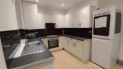 Eccles House | Double-Bedroom in the Heart of Eccles Manchester BH2 Perfect for Short Stays