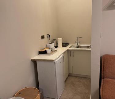Huddersfield Apartment | Double Deluxe Centre Apartment- Free Parking - Self Check-In - Cctv