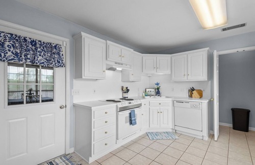 Sherwood House | Double Diamond Rentals- Charming 3BR Near AFB & LR