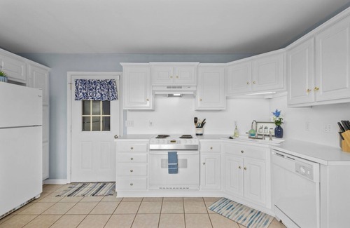 Sherwood House | Double Diamond Rentals- Charming 3BR Near AFB & LR