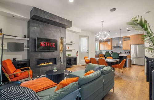 Kensington House | *Double King Beds* Spacious| Cozy and Fun| Steps from Downtown