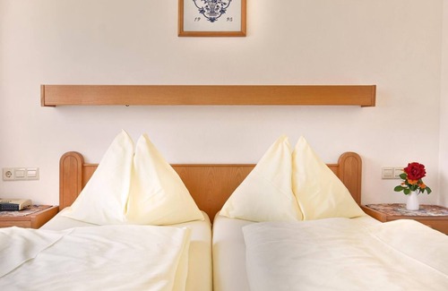 Schoeder House | Double or triple room, shower, WC - Gasthof Neuwirt