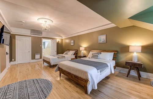 Vieux-Quebec-Cap-Blanc-colline Parlementaire Hotel | Double Room #9 Summar