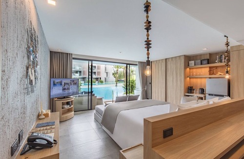 Khuekkhak Resort | Double room Grand Pool Access (GP2)