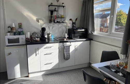 Mawneys House | Double room with a small kitchen