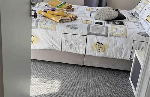 Mawneys House | Double room with a small kitchen