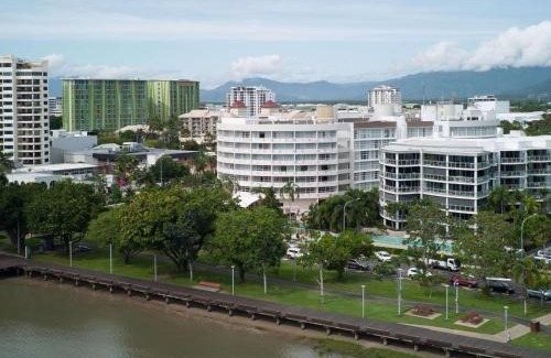 Cairns Central Business District Hotel | DoubleTree by Hilton Cairns