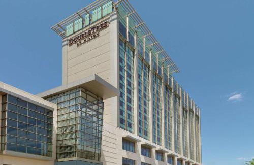 Cedar Rapids - Iowa City Hotel | DoubleTree by Hilton Hotel Cedar Rapids Convention Complex