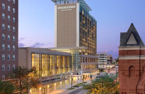 Cedar Rapids - Iowa City Hotel | DoubleTree by Hilton Hotel Cedar Rapids Convention Complex