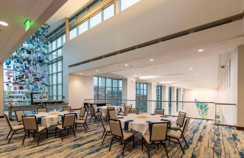 Cedar Rapids - Iowa City Hotel | DoubleTree by Hilton Hotel Cedar Rapids Convention Complex