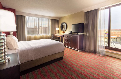 Queens Hotel | DoubleTree by Hilton New York LaGuardia Airport