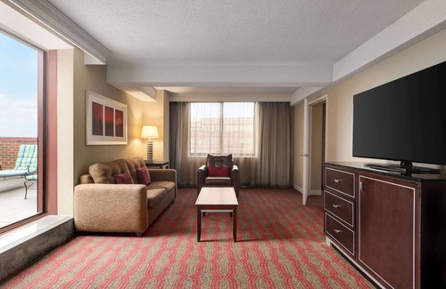 Queens Hotel | DoubleTree by Hilton New York LaGuardia Airport