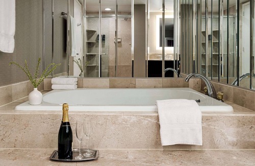 Queens Hotel | DoubleTree by Hilton New York LaGuardia Airport