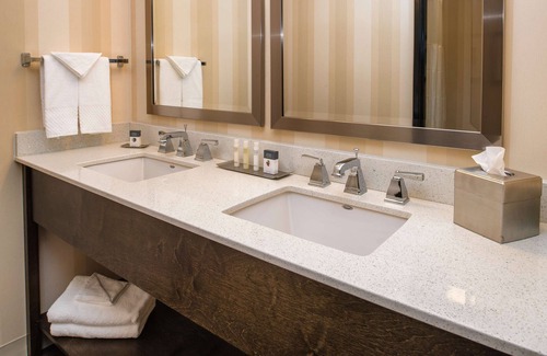 Oak Hills Hotel | DoubleTree by Hilton Portland - Beaverton