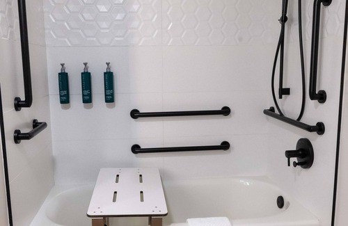 Tinton Falls Hotel | DoubleTree by Hilton Tinton Falls - Eatontown