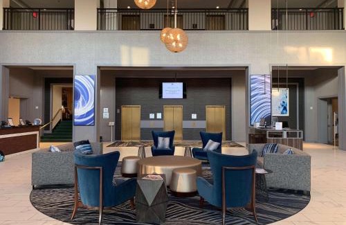 Downers Grove Hotel | DoubleTree Suites by Hilton Hotel & Conference Center Chicago-Downers Grove