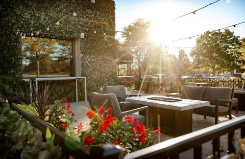 Downers Grove Hotel | DoubleTree Suites by Hilton Hotel & Conference Center Chicago-Downers Grove