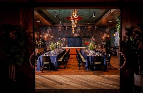 Downers Grove Hotel | DoubleTree Suites by Hilton Hotel & Conference Center Chicago-Downers Grove