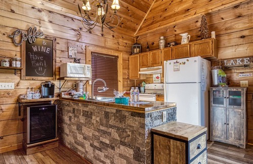 Sevierville Cabin | Douglas Lake Cabin Rental-Access to Boat Launch-Pool Table-Internet-Hot Tub