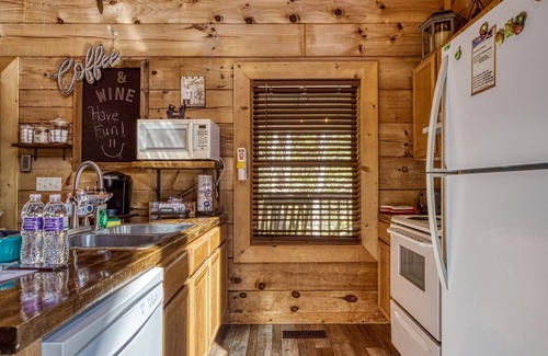 Sevierville Cabin | Douglas Lake Cabin Rental-Access to Boat Launch-Pool Table-Internet-Hot Tub