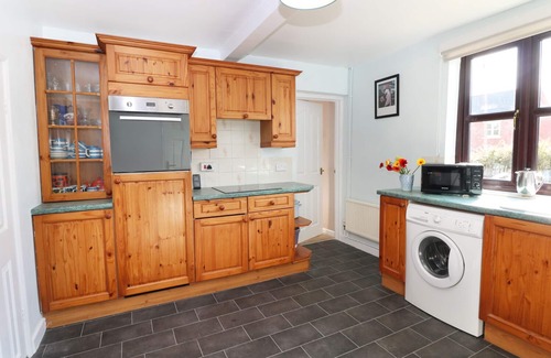 Clowne Cottage | DOVE COTTAGE, pet friendly, character holiday cottage in Clowne