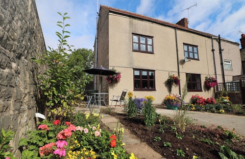 Clowne Cottage | DOVE COTTAGE, pet friendly, character holiday cottage in Clowne
