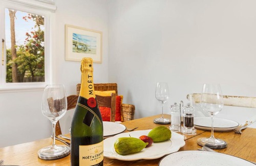 Waikanae House | Dove Cottage - Waikanae Beach Holiday Home