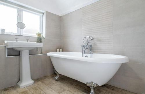 Loughborough House | Dovecote Farmhouse