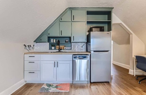 Cheesman Park Apartment | Downing by Modern Midstay/3Blks to Cheesman! #D5