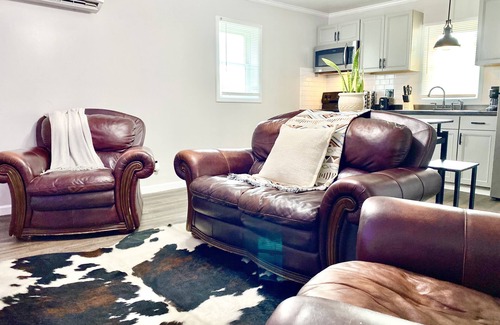 Clarksville Apartment | Downton Westrn Condo/50” TV~250mb WiFi/30%EXTEN’d Stay Discount