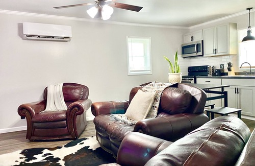 Clarksville Apartment | Downton Westrn Condo/50” TV~250mb WiFi/30%EXTEN’d Stay Discount