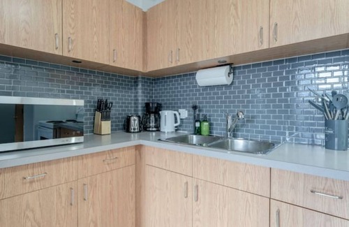 Crescent Heights Apartment | Downtown 1BD Condo with free parking