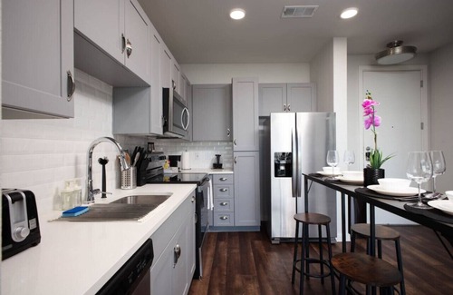 Near East Side Apartment | Downtown 1BR-w/pool&parkng,Near Rvrwalk & Conv Ctr