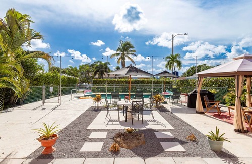 Mango Groves Condo | Downtown! 2 Bedroom with POOL! Close to BEACH and RESTAURANTS!