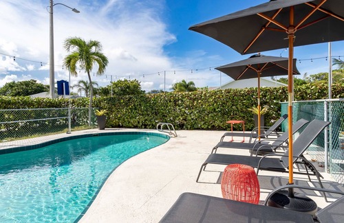 Mango Groves Condo | Downtown! 2 Bedroom with POOL! Close to BEACH and RESTAURANTS!