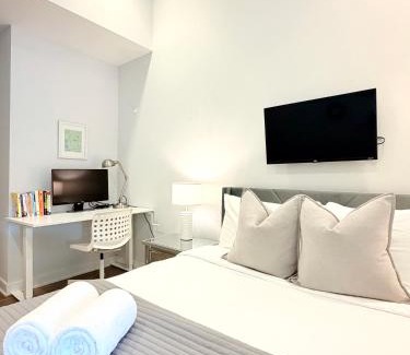 Downtown Apartment | Downtown 4B2B Apt, Walk to PPAC & Convention Center