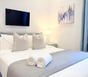 Downtown Apartment | Downtown 4B2B Apt, Walk to PPAC & Convention Center