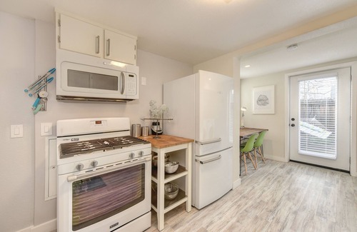 Central Sacramento House | Downtown ALHAMBRA HOUSE Walk to ALL J Street & Midtown Back Yard Grill Parking