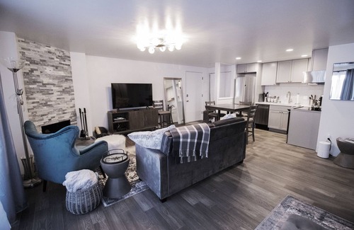Aspen Apartment | Downtown Aspen with Patio, Fireplace, Free Parking, Washer/Dryer