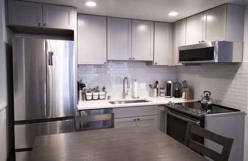 Aspen Apartment | Downtown Aspen with Patio, Fireplace, Free Parking, Washer/Dryer