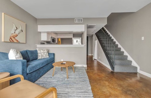 Downtown Austin Apartment | Downtown Austin Loft | Full Kitchen & Balcony | Steps from Congress Ave & Bars