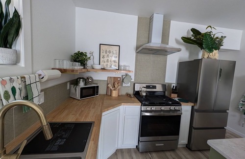 Grants Pass House | Downtown Cottage with King bed