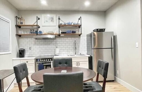 Decatur House | Downtown Decatur Pet-Friendly Suite