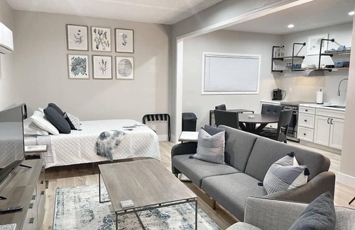 Decatur House | Downtown Decatur Pet-Friendly Suite