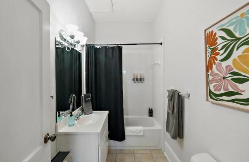 Eustis Apartment | Downtown Den-King Bed~Heart of Eustis~Queen Sleeper~Upstairs~Bright & Happy