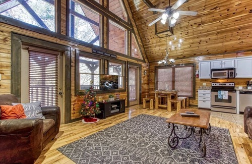 Hemlock Hills Cabin | Downtown Gatlinburg Cabin – Hot Tub, Spacious 3BR & Family-Friendly Amenities