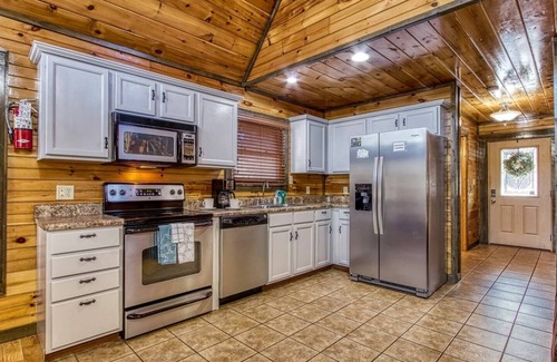 Hemlock Hills Cabin | Downtown Gatlinburg Cabin – Hot Tub, Spacious 3BR & Family-Friendly Amenities