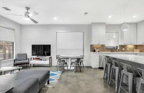 Swede Hill House | Downtown Getaway - with Views - Sleeps 12 - near ACL