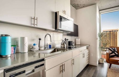 Downtown Phoenix Apartment | Downtown Highrise STU | Sky Pool, Parking, Gym 07