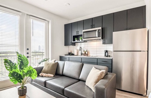 Neartown Condo | Downtown Houston | Studio | Shared Pool & Gym